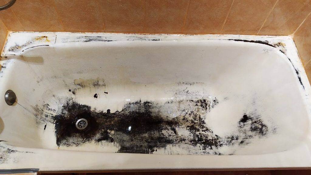 старая чугунная ванна