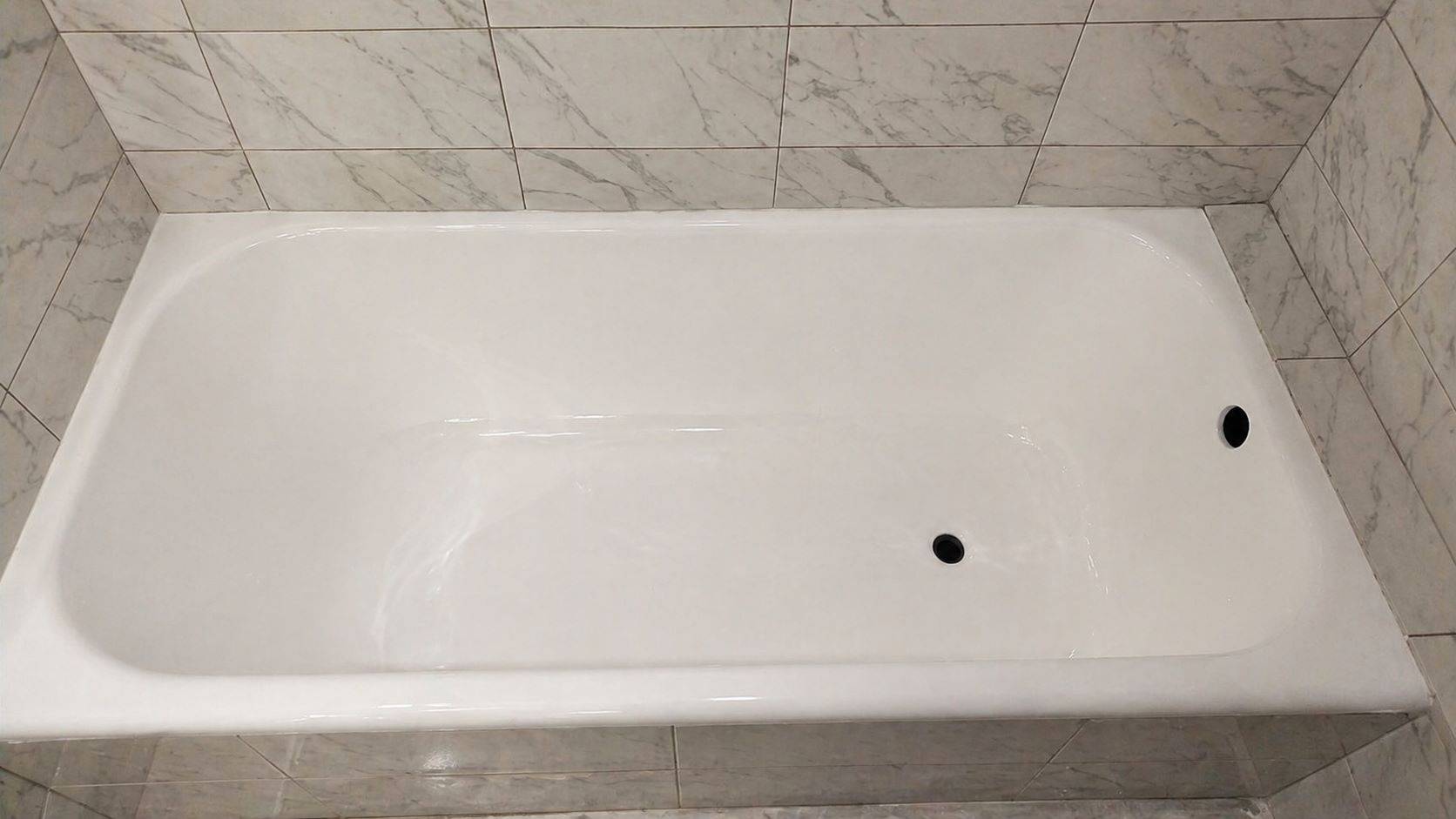 Белая ванна после реставрации