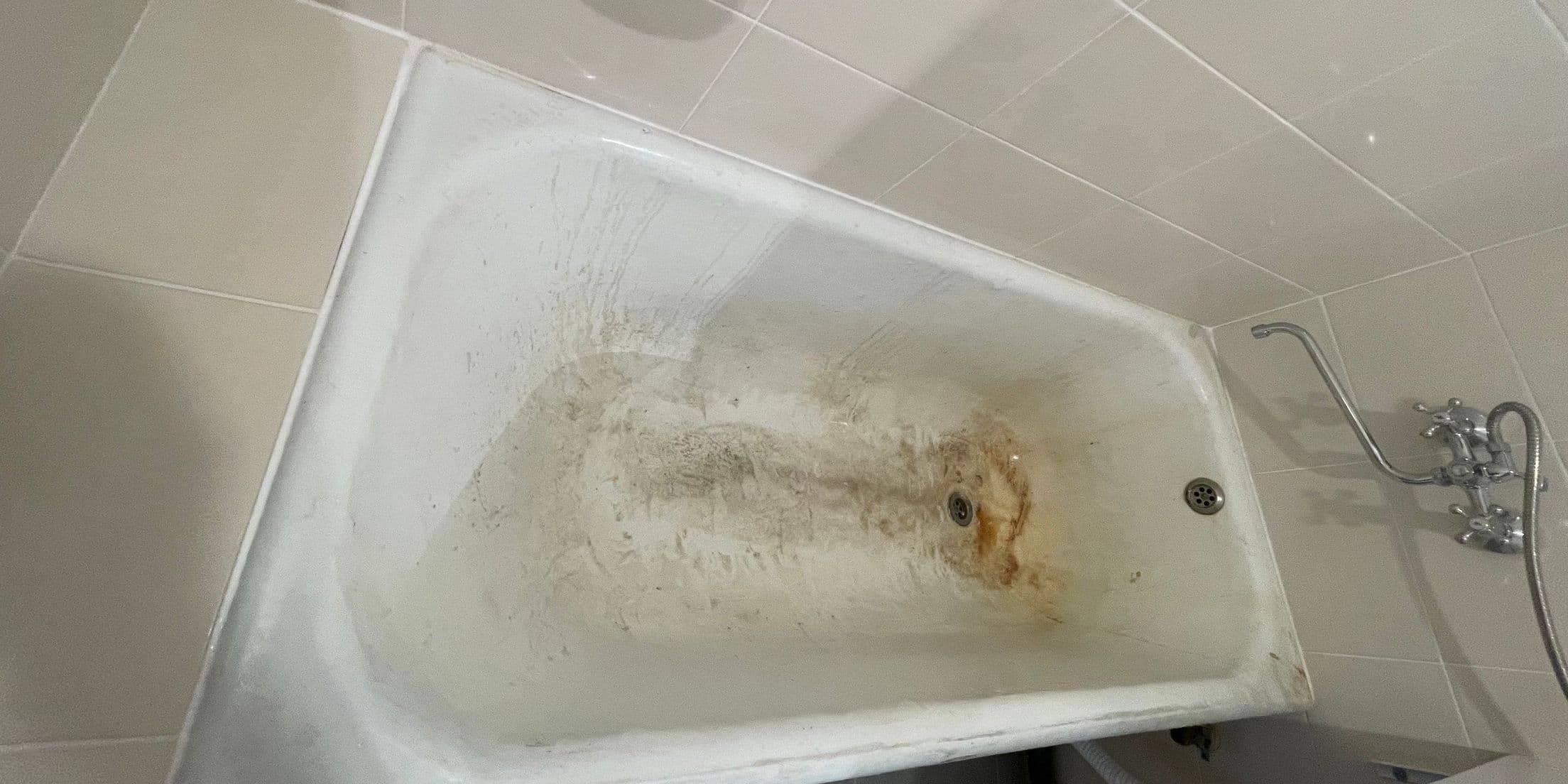 Чугунная ванна с ржавчиной до реставрации