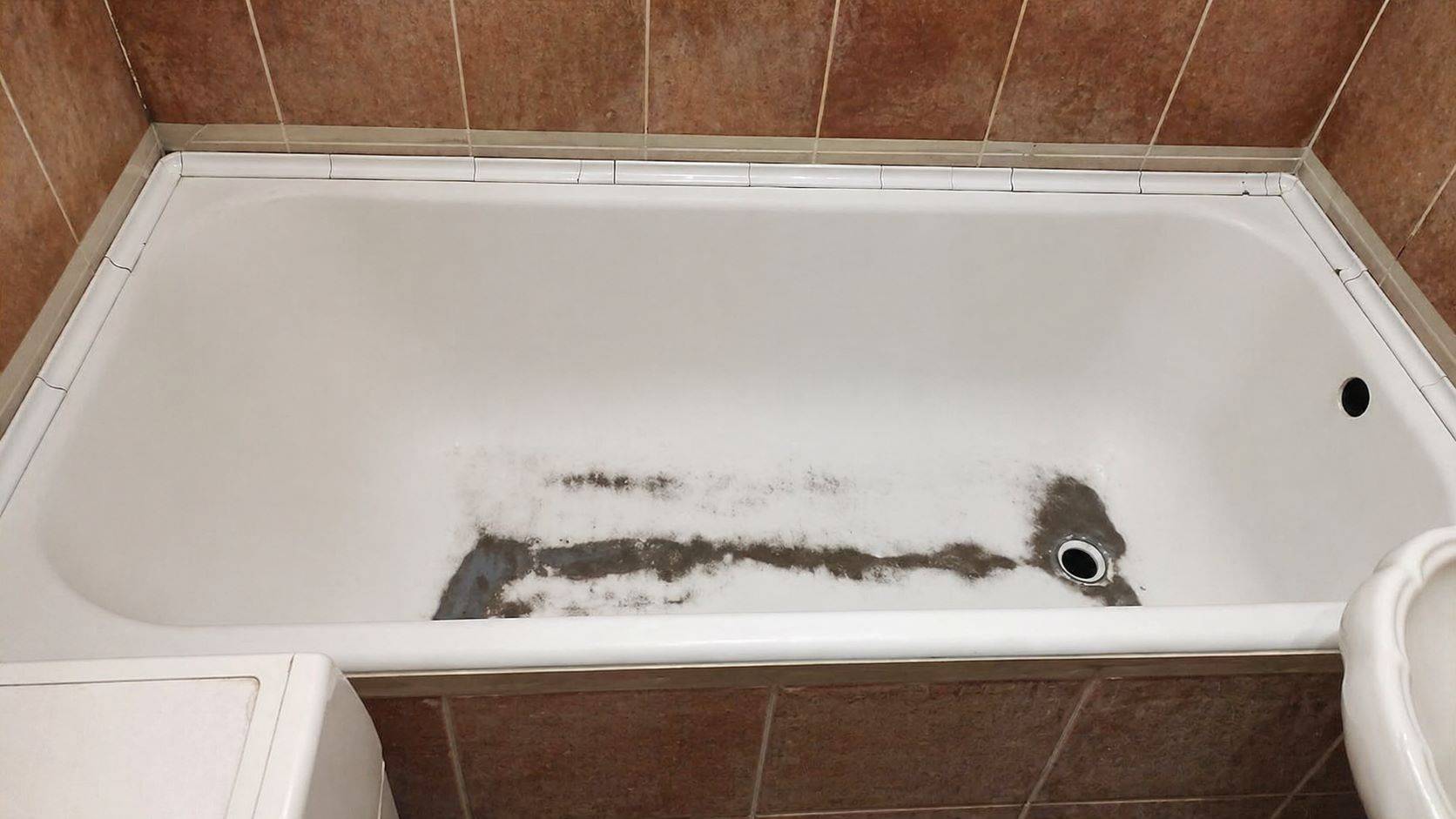 Ванна после неудачной реставрации до переделки
