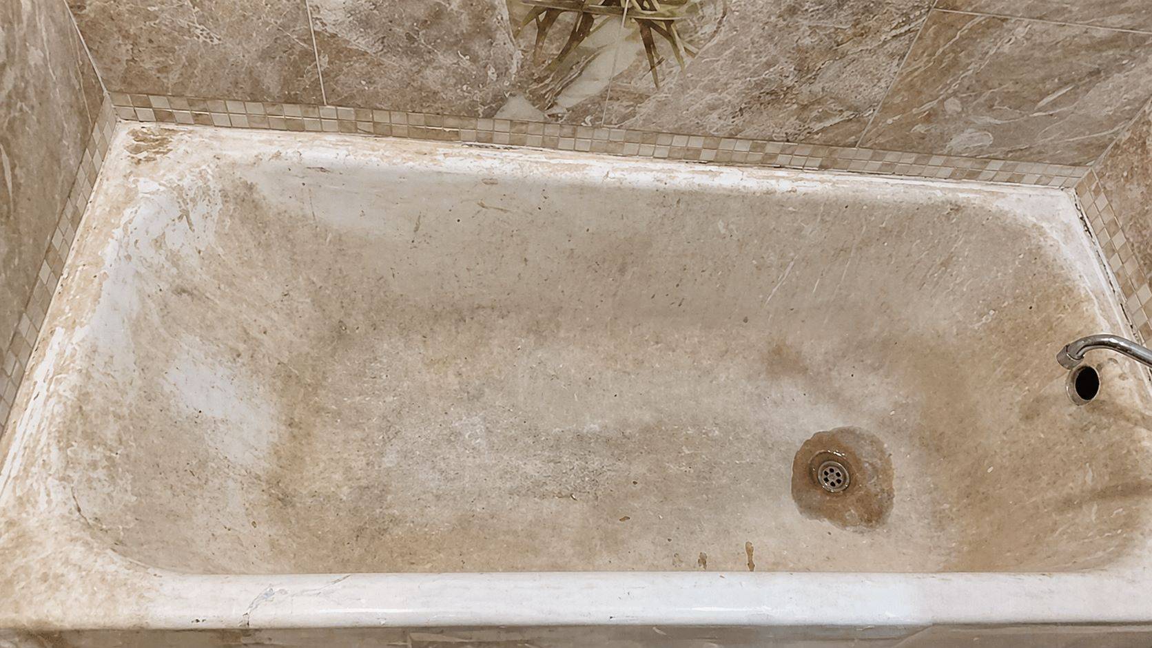 Повреждения возле слива ванны до реставрации