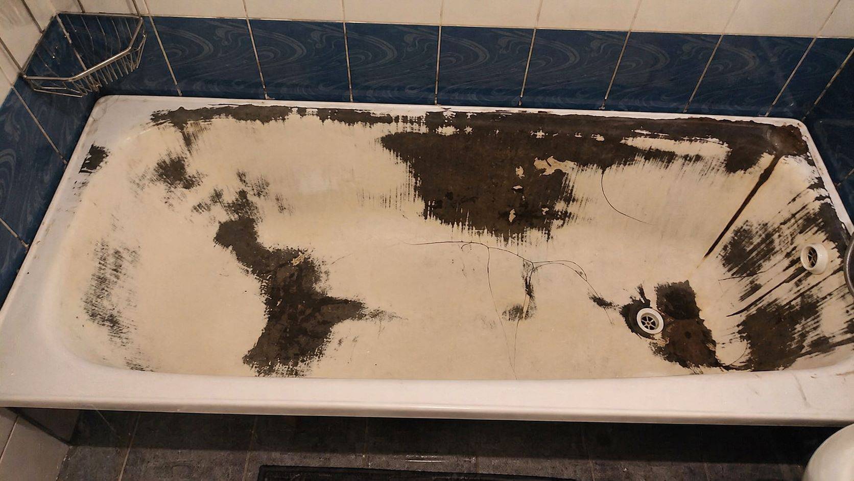 Сильно изношенная ванна до реставрации