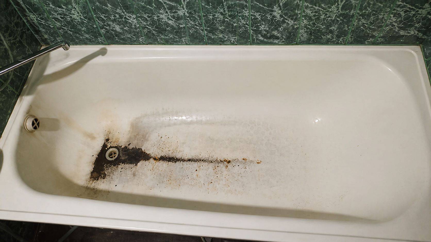 Старая ванна перед продажей квартиры