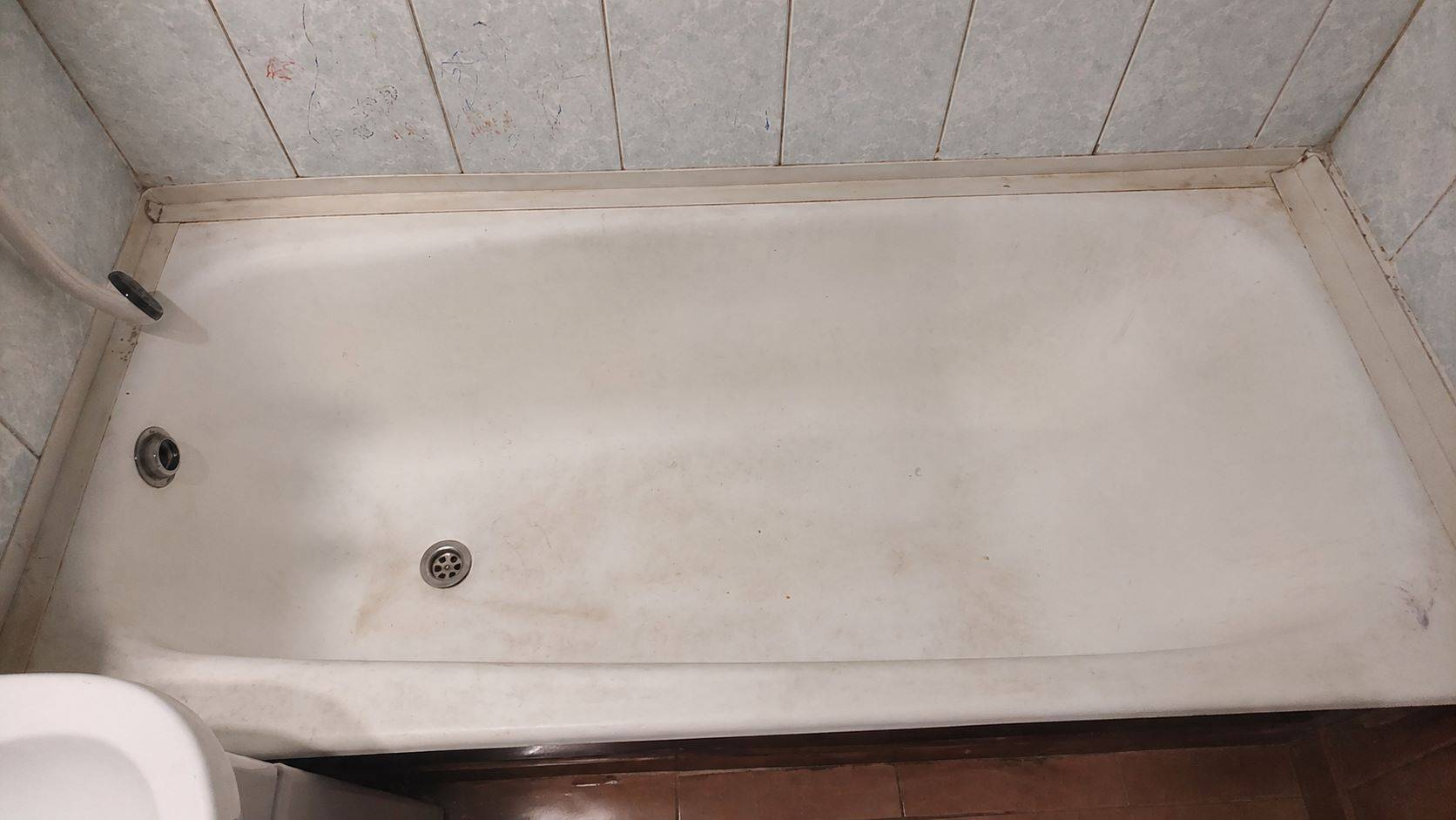 Старая ванна в жилом фонде до реставрации
