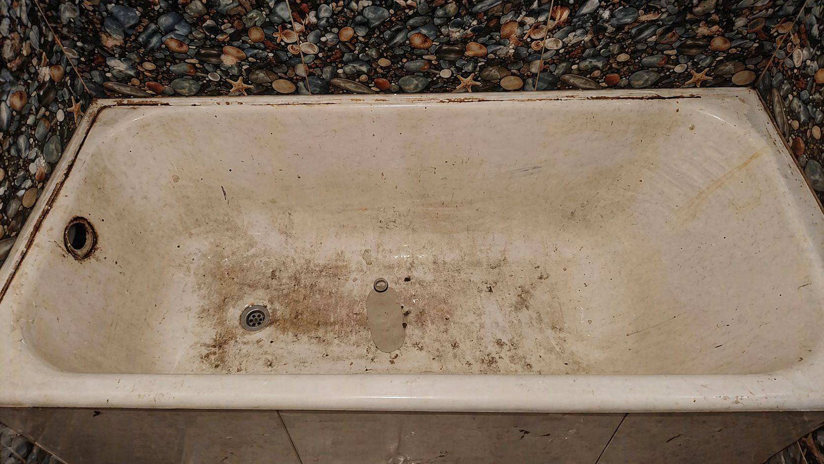 Ванна с глубокими следами эксплуатации до реставрации