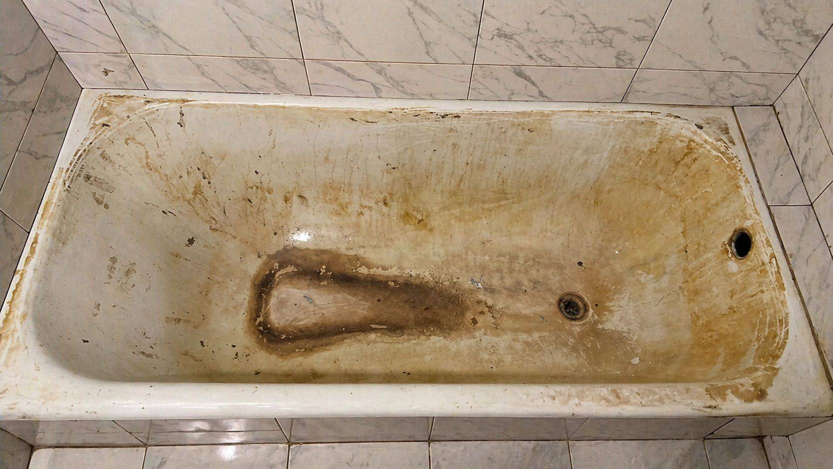 Желтые известковые пятна и ржавые разводы на поверхности эмалированной ванны